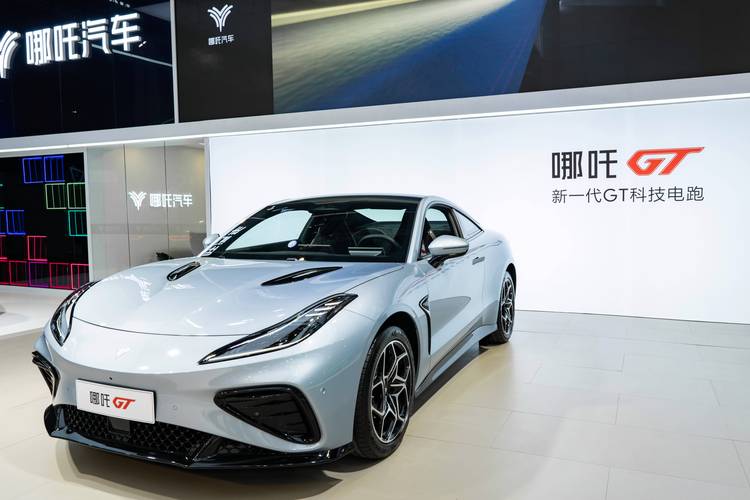 惠州261哪吒汽车在智能汽车领域的表现，领途汽车在新能源汽车市场中的影响力